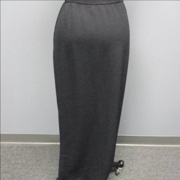 Mint condition St. John knit skirt Size 2. - Picture 3 of 8